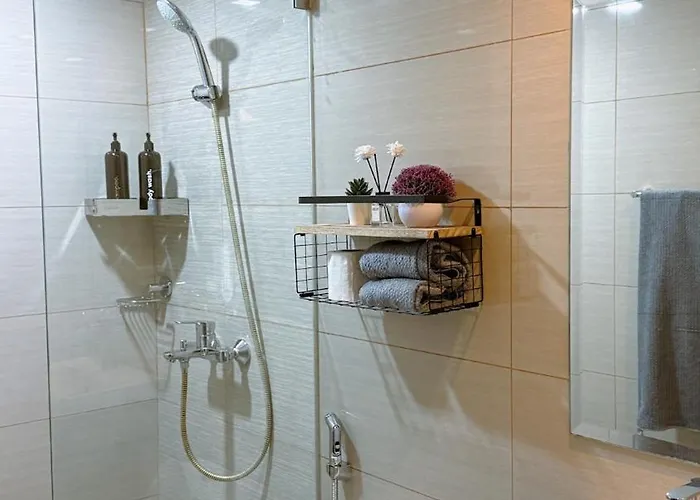 A Unit In Mckinley Near Venice Grand Canal Mall Aparthotel